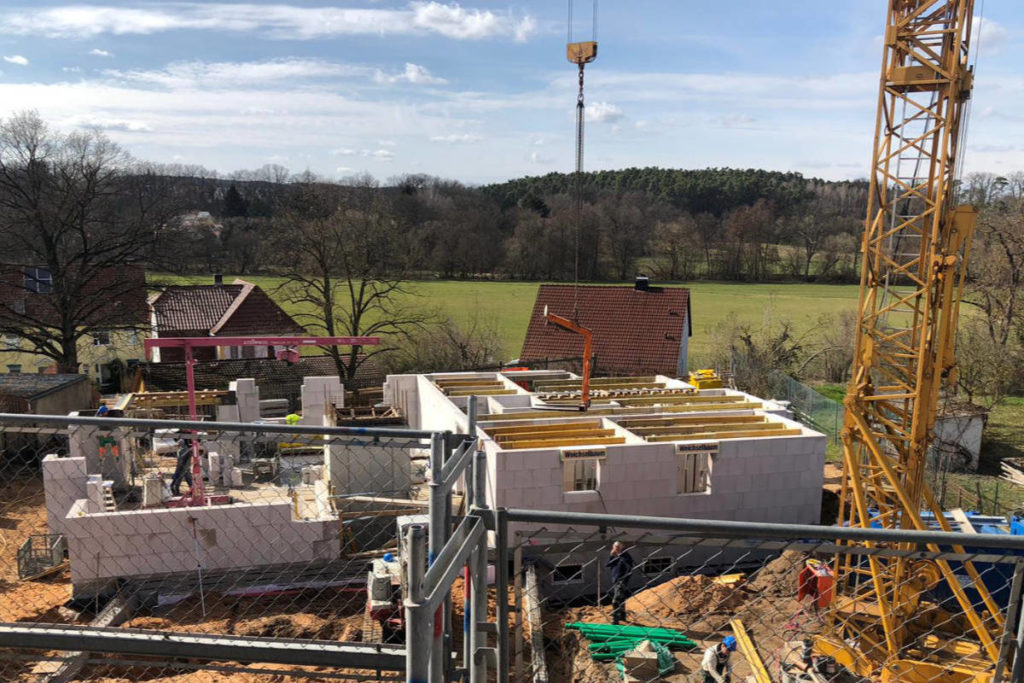 Panorama Terrassen: März 2019: Das Haus nimmt Formen an
