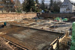 Lindengärten - März 2020: Die Bodnplatte - Anlegen der Schalung, Einbringen und Verdichten des Betons