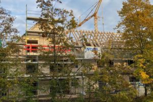 Lindengärten - Oktober 2020: Zimmermanns und dachdeckerarbeiten sind am Laufen und Fenster werden eingebaut
